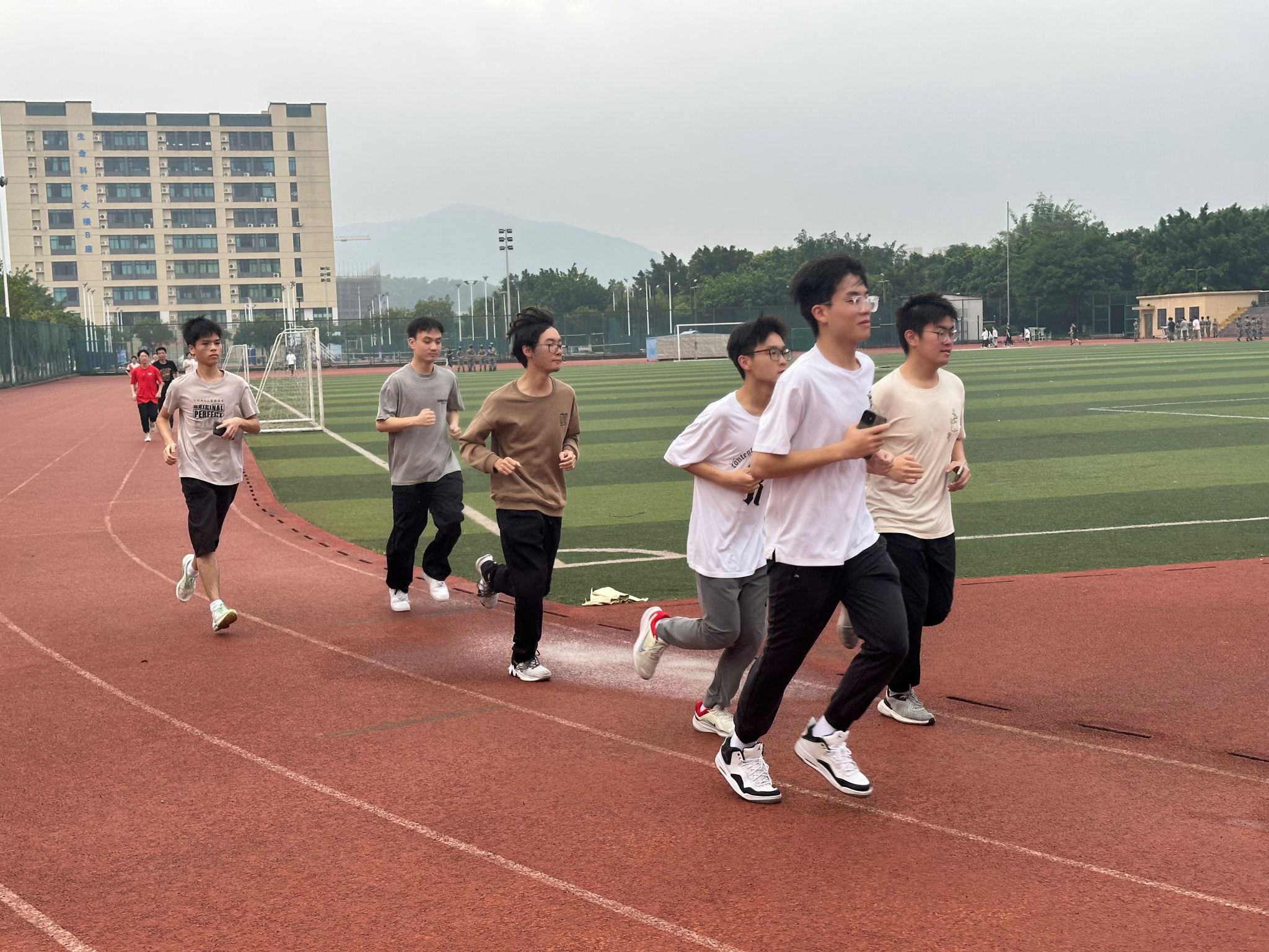 资源与环境学院举行升旗仪式和阳光晨跑活动